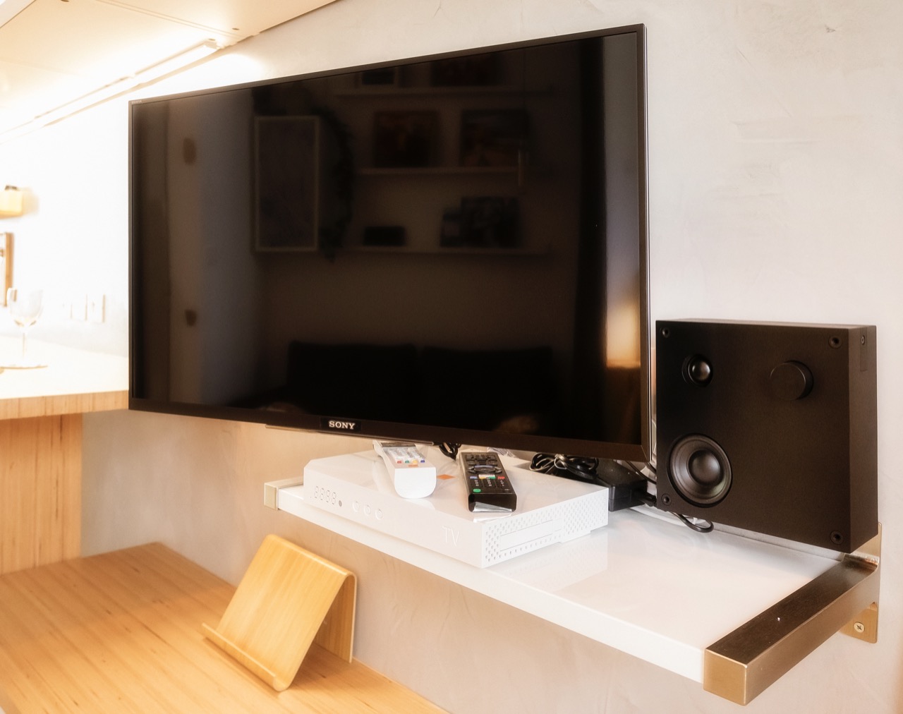 Wifi TV and bluetooth speaker